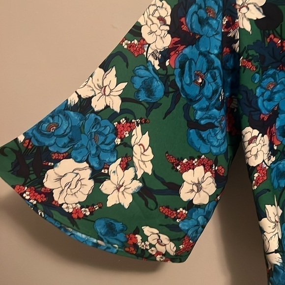 ⚡️ZARA Floral Flowing Blouse with Pearl Buttons bell sleeves SZ M (343) - Picture 8 of 8